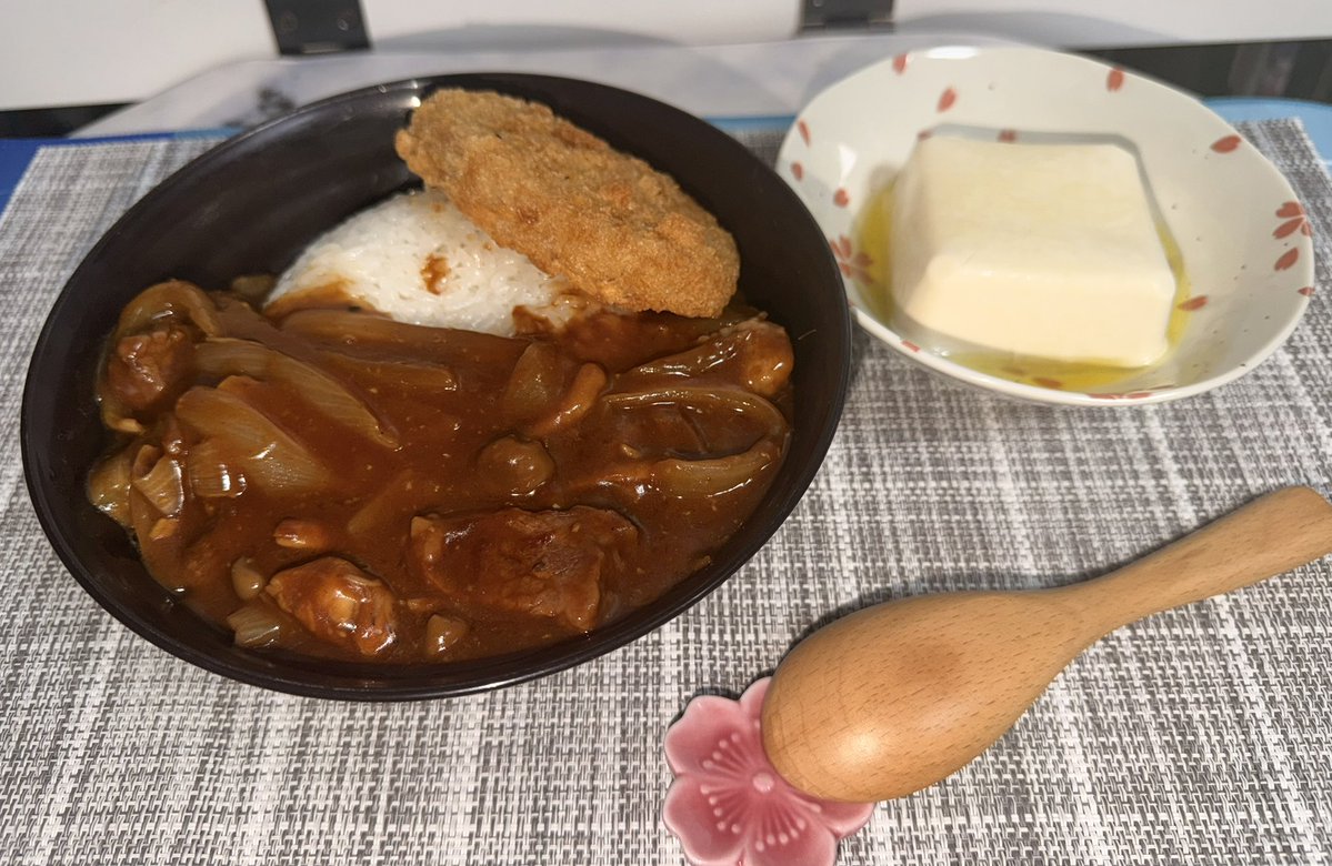 renju72's tweet photo. #天才児カナメ
多分マイブームは過ぎてしまったでしょうけど
＼今日の夕食はハ��シライス！🍛／

玉ねぎ 牛肉 しめじだけのシンプル構成
塩とオリーブオイルの冷や奴を添えて〜 https://t.co/ic8ymltUYs