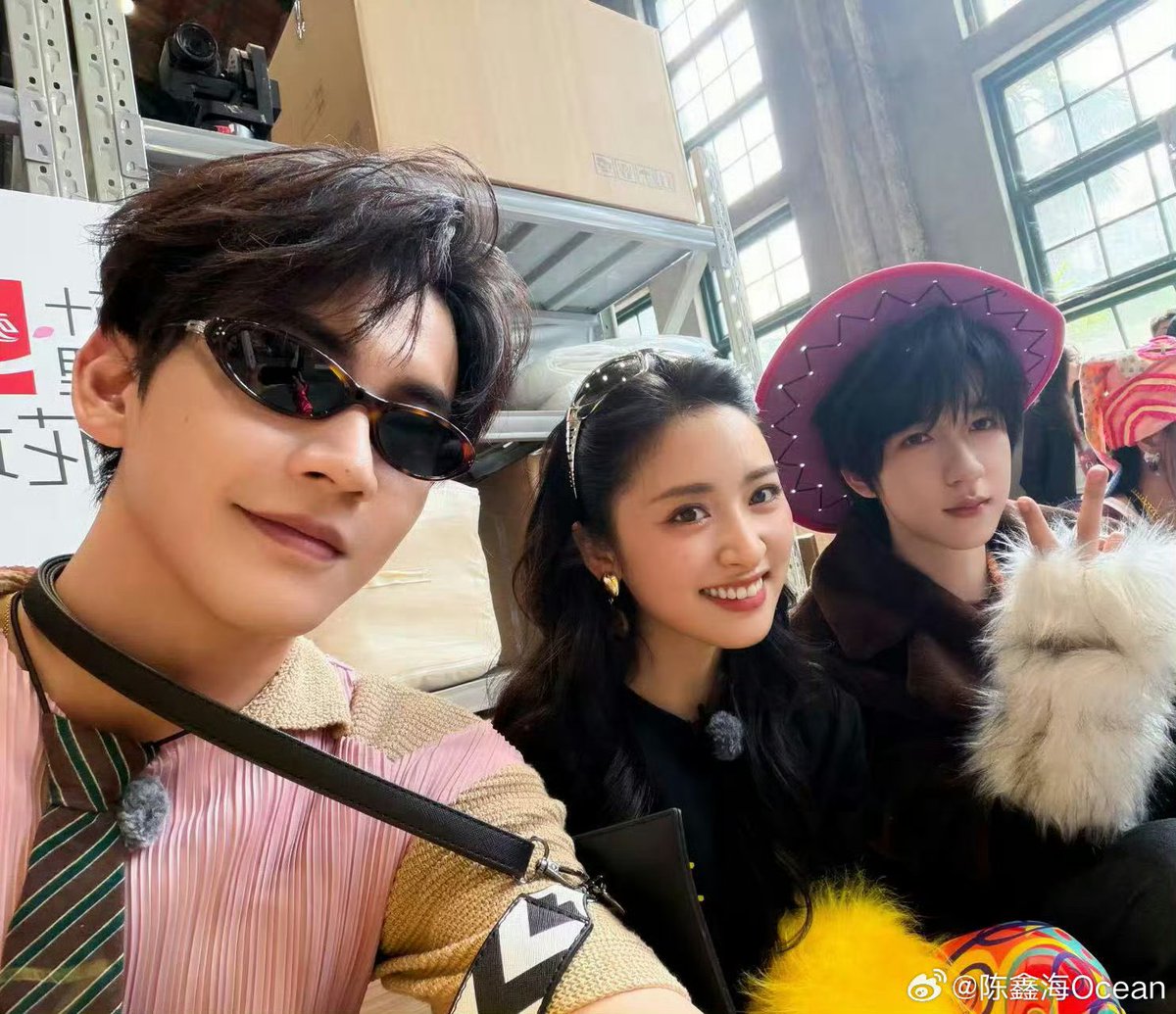 ChenY87574's tweet photo. #ShenYue, #ChenXinhai & #HeJunlin Group Photo #50km Taohuawu#
Seeing these two handsome guys and this beautiful girl together in one photo is such a treat for the eyes. Wishing the three of them a long-lasting friendship! 💕 https://t.co/vEiCrPAJza