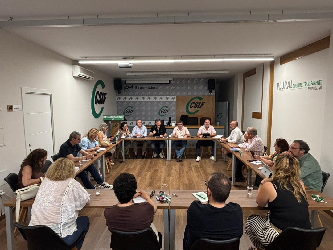 CSIFExtremadura's tweet photo. El Consejo Autonómico de CSIF Extremadura se reúne para abordar la actualidad sindical de los distintos sectores y establecer las principales reivindicaciones que permitan recuperar mejoras económicas, sociales y laborales de los trabajadores del ámbito público y privado https://t.co/NZPzvYv46k