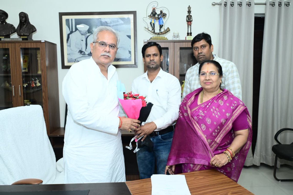 bhupeshbaghel's tweet photo. आज रायपुर निवास में भेंट-मुलाकात और संवाद। https://t.co/IHd1vnq5gh