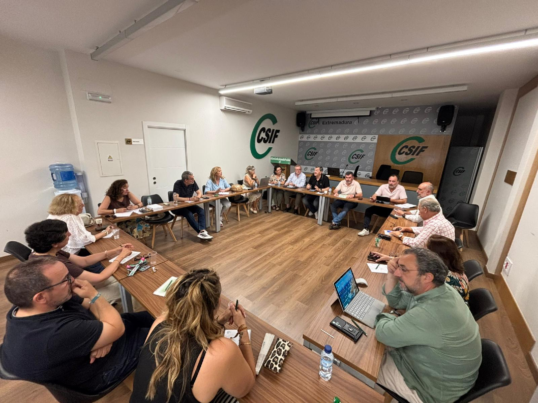 CSIFExtremadura's tweet photo. El Consejo Autonómico de CSIF Extremadura se reúne para abordar la actualidad sindical de los distintos sectores y establecer las principales reivindicaciones que permitan recuperar mejoras económicas, sociales y laborales de los trabajadores del ámbito público y privado https://t.co/NZPzvYv46k