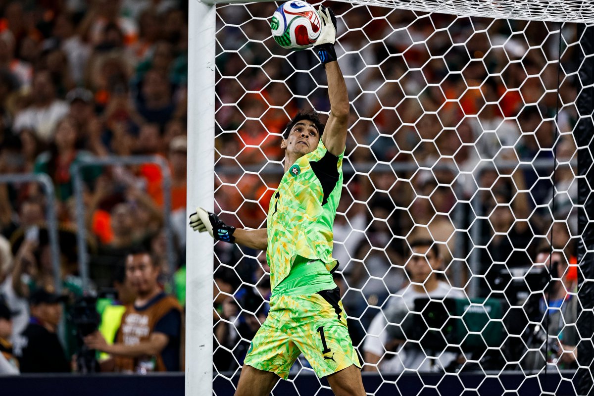 OptaJoe's tweet photo. 33% - Only four of the 12 penalties taken against Yassine Bounou in Morocco's last three shoot-outs have been converted (5 saved, 3 off target).

Giant. https://t.co/2XS9p99PWr