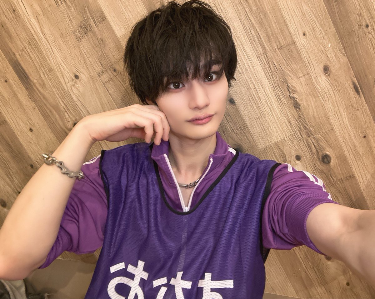 sunao_harekoi's tweet photo. 6月30日🦊
吉祥寺clubSEATAありがと！
本日はメンカラジャージでした💜
実はこっそりアイドルっぽくていいなーと憧れていた衣装、、ようやく着れて幸せ😆

小さなことでも理想とか憧れが叶うことって、元気がでることなんだなーって知れた、良い一日でした🙇🏻‍♂️成長やぁ

次は7月2日吉祥寺clubSEATAです✨ https://t.co/MF2jpDGDOb
