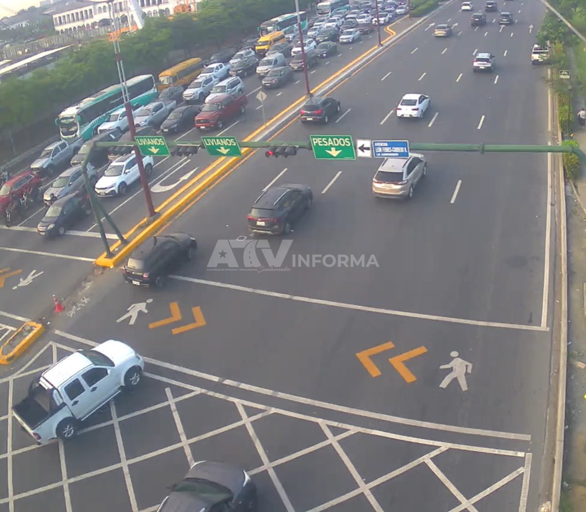 ATVInforma's tweet photo. #ATVInforma | Desde el sistema de videovigilancia del #CMVS se observa el flujo vehicular en distintos puntos de la Av. Samborondón.
⚠️Conduzca con cuidado y respete las señales de tránsito. https://t.co/y4VMnnSjTs