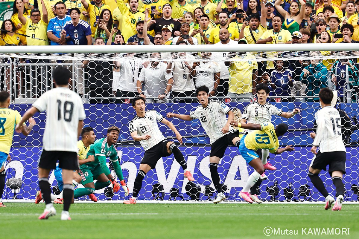 SoccerKingJP's tweet photo. 🇯🇵コラム🦾
涙の冨安健洋が語った感謝と決意「もう自分1人のサッカー人生じゃない」“復活”印象付けるW杯に「今後はもっともっと自分に要求」
https://t.co/lKtZik8liU

🗣️編集部より
「元川悦子さんによる記事です。W杯で約2年ぶり代表復帰を果たした冨安健洋にフォーカスします」 https://t.co/bxJdGqakm5