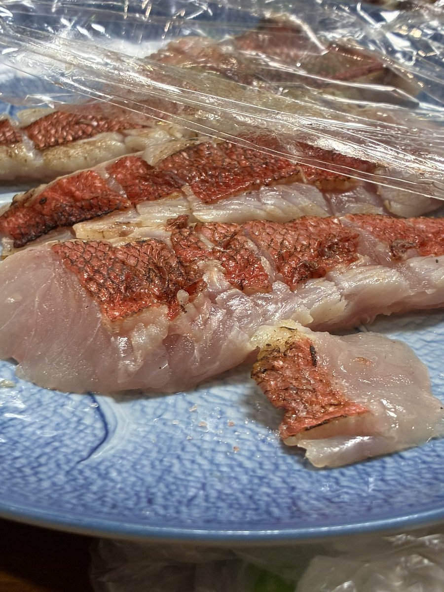 NAMAMUGIsama's tweet photo. うちの店で余り買ったら激安で売ってくれて神。これで1000円もないのはおかしい話！日本酒がうまいって話！ https://t.co/PxLchdSo18