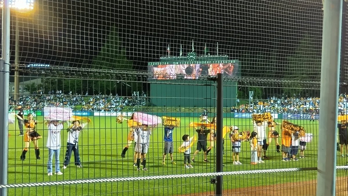 monsuke79's tweet photo. テレビ番組のプレゼントで巨人ヤクルト戦のチケットをもらったので行ってきました。
一塁側の前列だったので、選手を間近で観ることができました。
青森に戻るため、７回裏まで⚾️
#はるか夢球場 
＃巨人対ヤクルト https://t.co/qjf15wj7kU