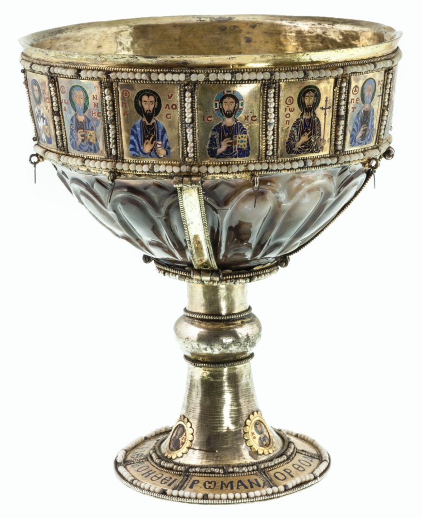CatImperator's tweet photo. "Lord help Romanos, the Orthodox ruler."

Catching a glimpse of the inscriptions on the vessel, worshippers might have spoken the inscribed prayer on behalf of the Roman emperor.

Did this chalice belong to emperor Romanos I Lakapenos, or young Romanos II, it s not known.

What IS known is that this chalice, along with multitude of other precious objects and relics, was looted during the infamous Sack of Constantinople in 1204.

Now in Treasury of San Marco in Venice.