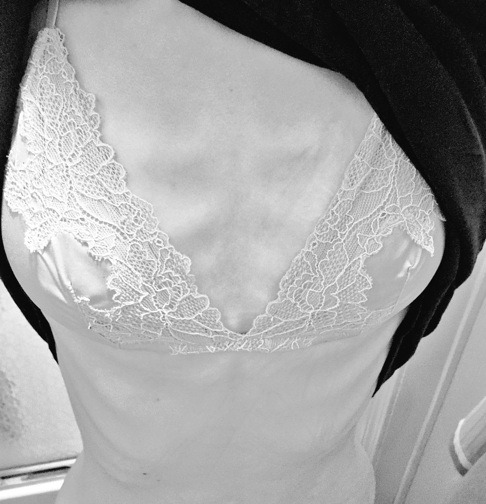 decomposedheart's tweet photo. I need more prominent chest bones why are mine nonexistent https://t.co/q5rnh1gOF4