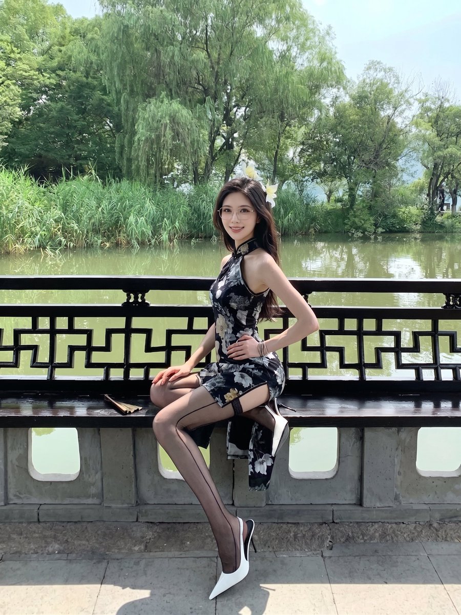 michaelcote31's tweet photo. 听说现在的学生都不爱听课，只爱看旗袍黑丝？ https://t.co/O4AWnCDLho