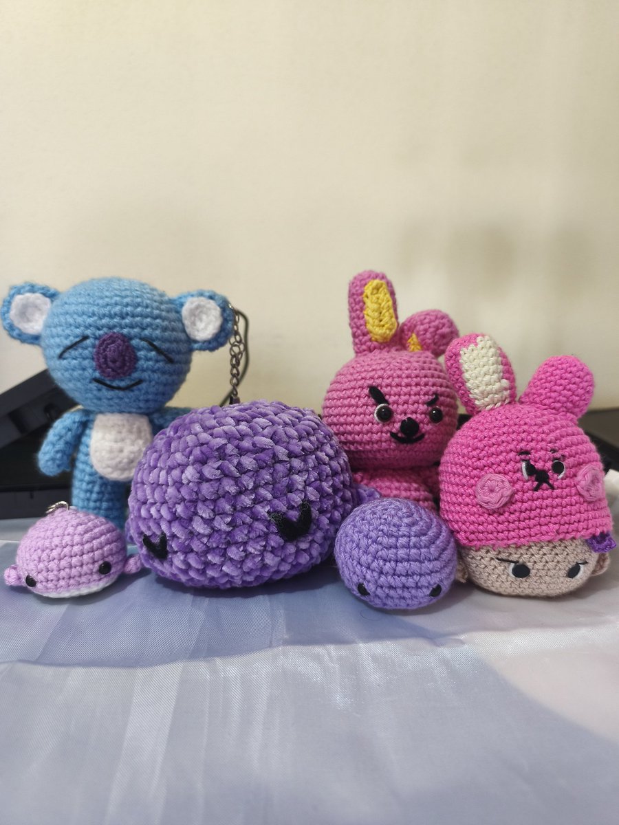 AigorRoxas's tweet photo. Si sois fans de BTS o conocéis a alguien que lo sea os dejo por aquí algunas figuritas hechas a crochet por mi madre :). Se pueden encargar las figuras de la imagen o hacer un pedido personalizado! 
Si te interesa no dudes en preguntar ☺️ #BTS_ARİRANG https://t.co/zBZIdPfibe