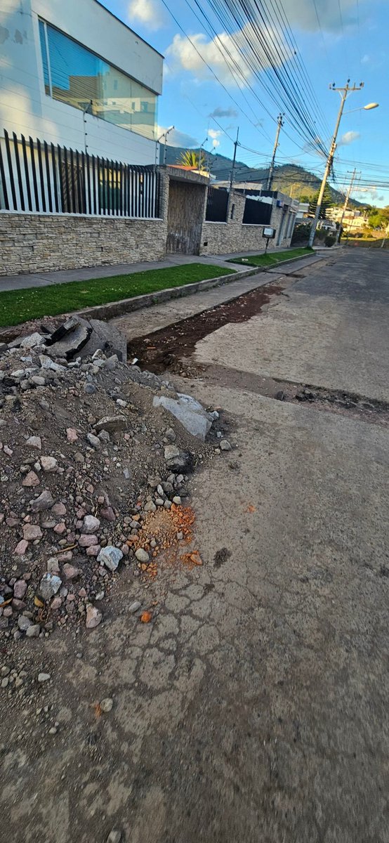 _andresprado_'s tweet photo. ¿Hasta cuándo van a dejar las calles de la @asoprimavera2 asi? @MunicipioQuito @ObrasQuito @pabelml ya estamos cansados de que dejen obras inconclusas todo el tiempo, haciendo polvo, dejando material en la via y afectando loa vehículos de quienes transitamos a diario por aqui. https://t.co/qld5dOFPmV