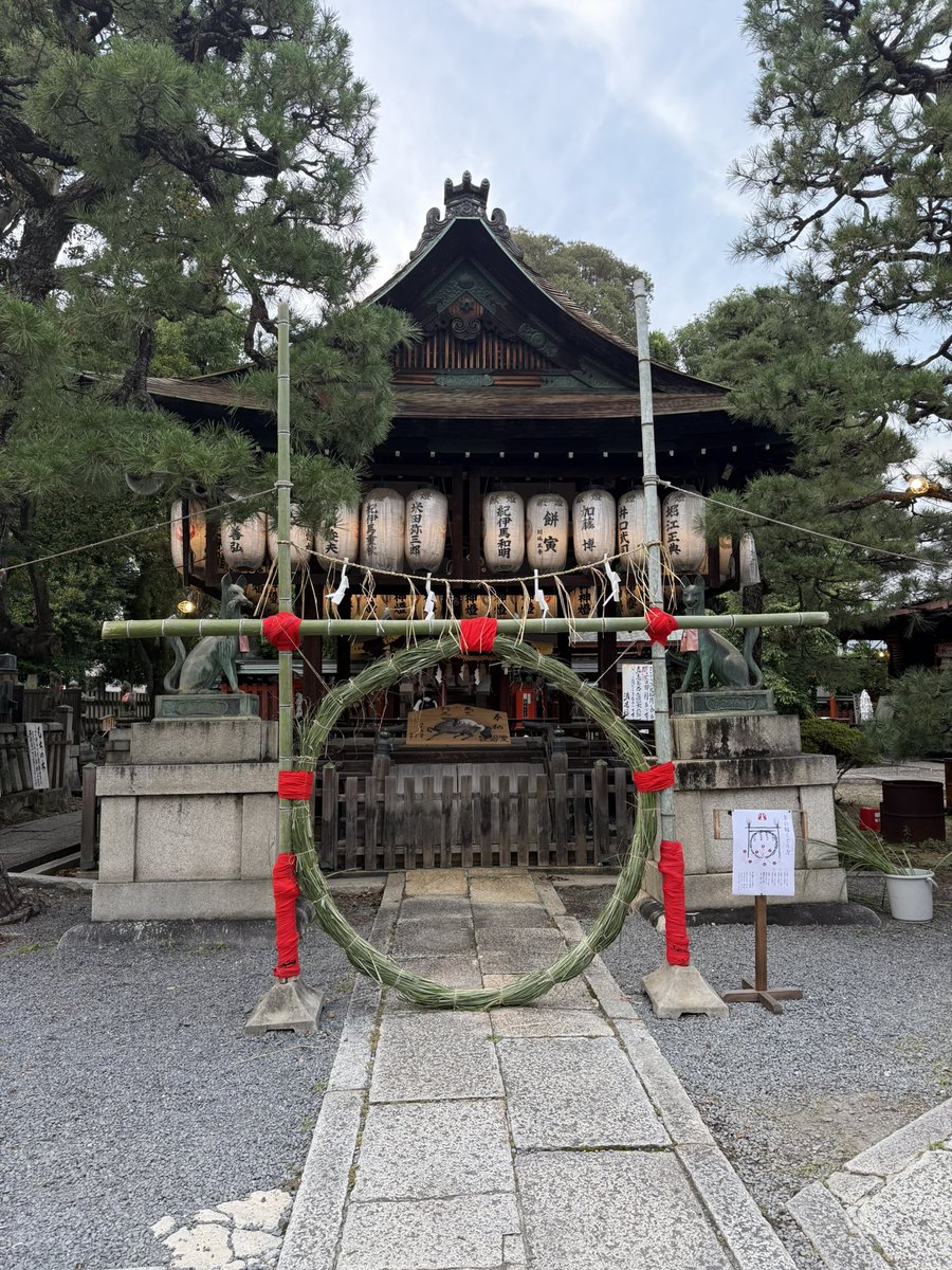 ten_te22's tweet photo. 仕事帰りに、茅の輪くぐりに行ってきました☺️
猫たち共々、健やかに過ごせたお礼と、下半期の息災をお願いしてきました✨

家に帰ったら、猫たちは元気に喧嘩中😅
怪我せんとってな！！ https://t.co/Jt40HZUOBj