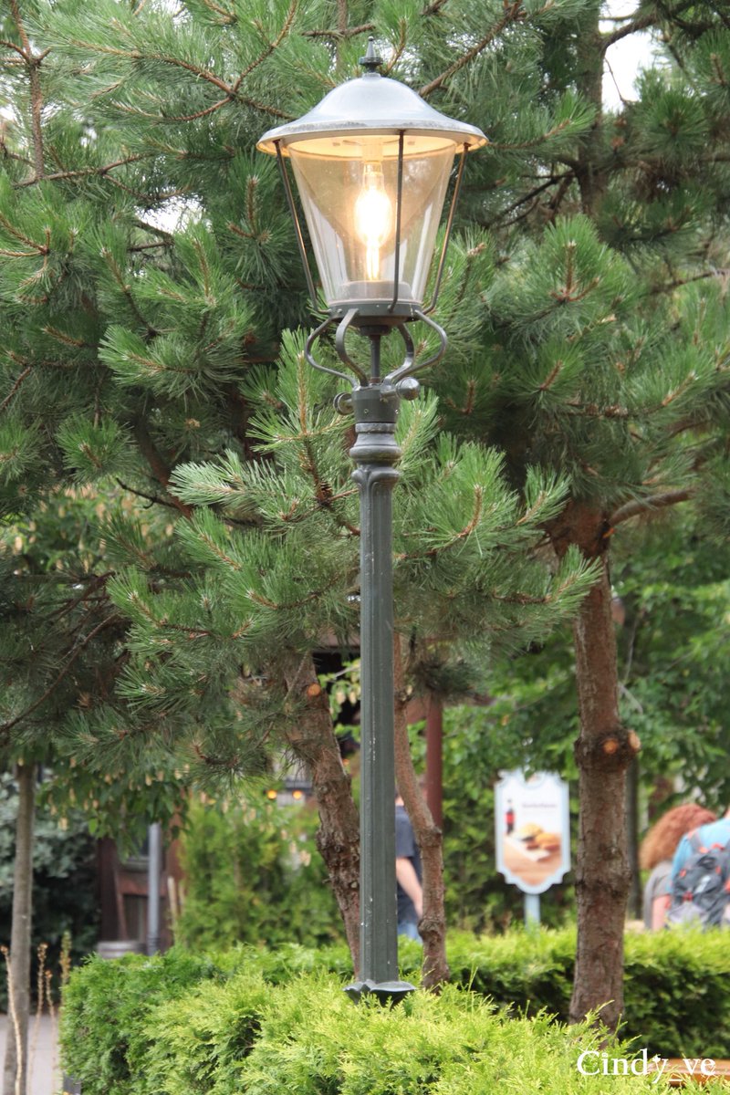 cindy_ve's tweet photo. Waarom is deze lamp nooit vervangen op het #MaxEnMoritz plein ? #Efteling https://t.co/UZnTWXaUgQ