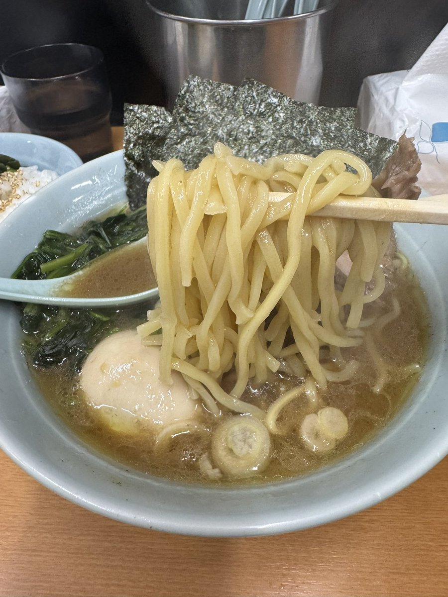 masakaz59's tweet photo. 武蔵家の中でも美味いと評判な綾瀬の武蔵家さん。
北綾瀬という場所でありながら、お客さんが集まるんですよね〜ねっとりしたゲンコツの効いた濃厚なスープ、たまらなく美味しい。ライスは必須の美味い家系は、ここにあり。 https://t.co/SiZzKsSpoL