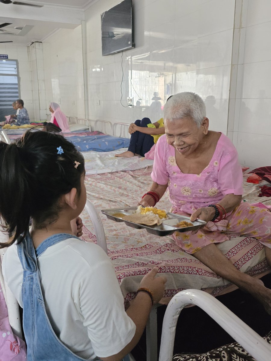 SRKClubDelhi's tweet photo. @iamsrk @gaurikhan @RedChilliesEnt @pooja_dadlani @KarunaBadwal @8ellaM @BilalS158 Inspired by the values of love, compassion, and humanity that Shah Rukh Khan stands for, SRK Club Delhi celebrated this special occasion with the elderly, creating memories filled with happiness and warmth. โค๏ธ๐
A small gesture, a million smiles.
#34YearsOfSRK #KingKhan #SRK https://t.co/2dkDSmvnxo