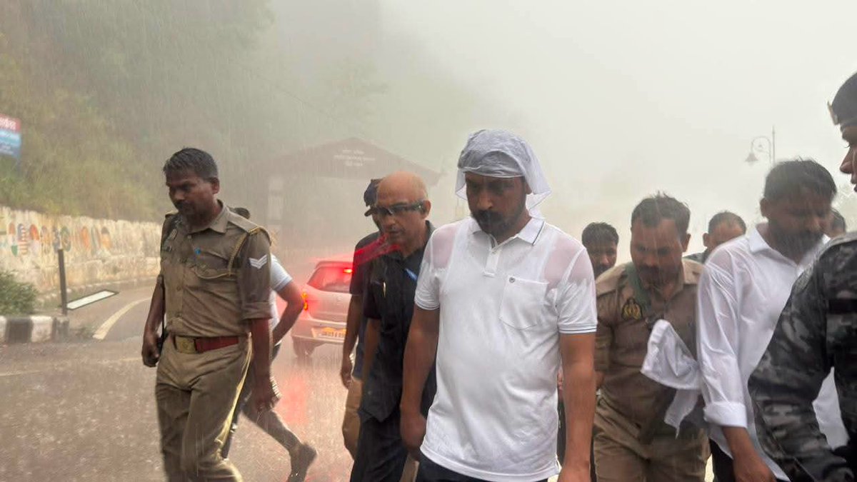 ChandBaghmare's tweet photo. बारिश की बूँदें हमारे हौसले नहीं डिगा सकतीं,
पुलिस की रोक-टोक हमारे कदम नहीं रोक सकती।केतन लाल के परिवार से आजमिलकर ही रहेंगे,संविधान की राह पर चलकर न्याय दिलाकर ही रहेंगे।लोकतंत्र की आवाज,केतन लाल के साथ जुड़कर रहेगी,आज,यही हमारा वादा,यही हमारा प्रण रहेगा।
#केतन_लाल_को_न्याय_दो https://t.co/kb4HtCqJJT