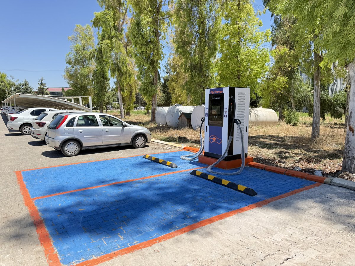 hrumedya's tweet photo. Üniversitemizde sürdürülebilir ulaşım ve çevreci kampüs uygulamaları kapsamında önemli bir proje daha hayata geçirildi. 

Daha önce Osmanbey Yerleşkesi’nde hizmete sunulan elektrikli araç şarj istasyonunun ardından, Eyyübiye ve Yenişehir Sağlık Yerleşkelerinde kurulan yeni şarj istasyonları da hizmet vermeye başladı.
Sürdürülebilir enerji politikaları doğrultusunda gerçekleştirilen yatırım, çevre dostu ulaşımın yaygınlaştırılmasına katkı sunarken üniversitenin teknolojik altyapısını güçlendirme hedefinin de önemli bir parçasını oluşturuyor. 

Ayrıntılar; https://t.co/cpt2hcCsar