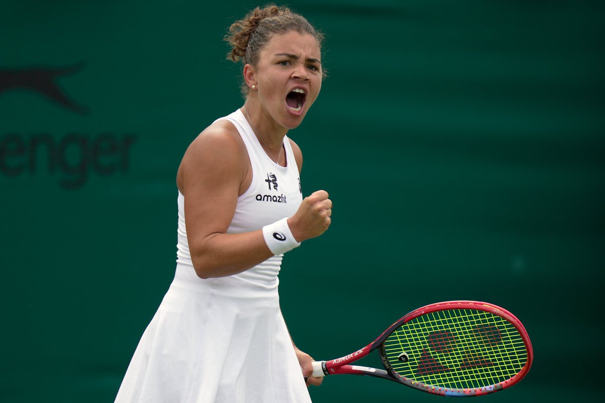 FBartalini's tweet photo. Dopo un inizio shock, #Paolini ribalta la situazione sfoderando un gran bel tennis e vince in 3 set su Montgomery. #Wimbledon comincia bene per l'azzurra, chi aveva già pronti i tweet per celebrare il suo funerale (sportivamente parlando) dovrà aspettare almeno il secondo turno. https://t.co/OeWggsRkQM