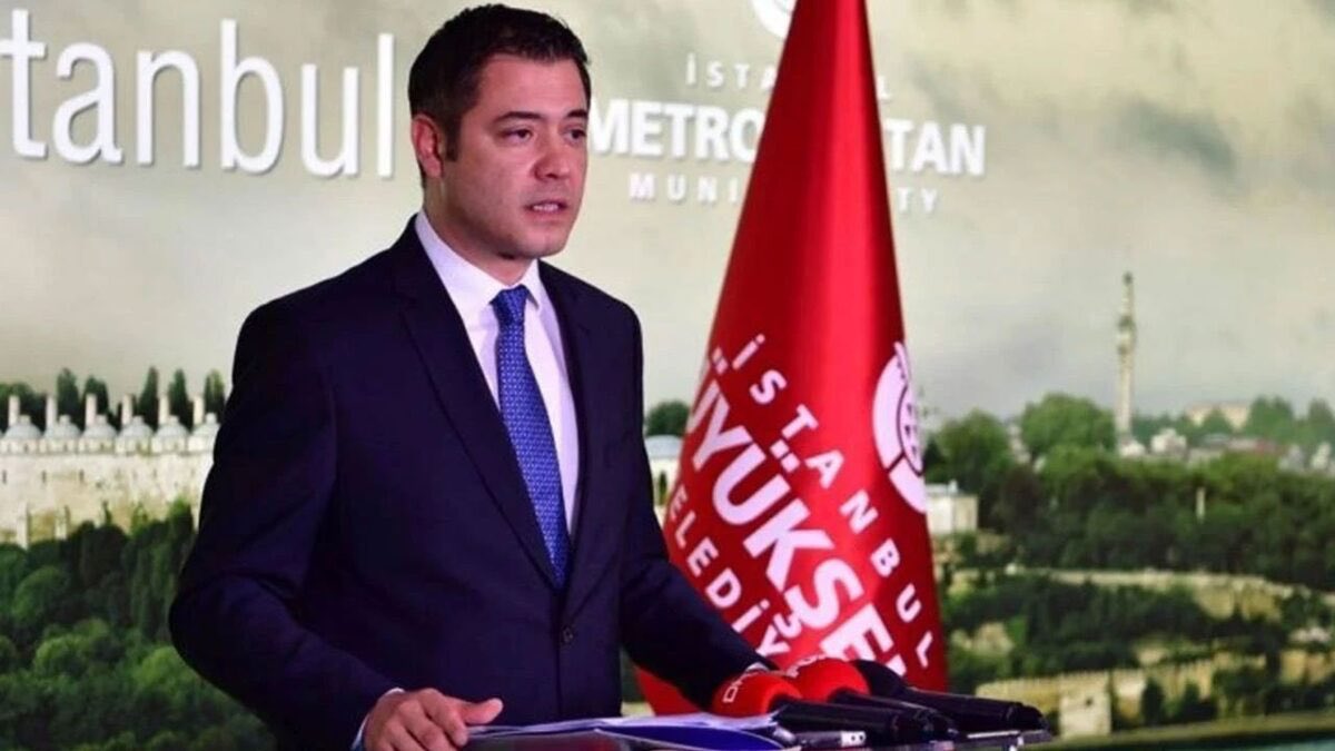leylakkilic's tweet photo. Ekrem İmamoğlu’nun Basın Danışmanı Murat Ongun:

KİMSE KUSURA BAKMASIN… PAŞA GÖNLÜMÜZ NEREDE İSTİYORSA ORADA BULUŞURUZ

İddianame diyor ki, “Örgüt mensuplarının süreklilik kavramını gösteren görüşmeler yaptığı iletişim tespit tutanakları, telefon inceleme tutanakları, baz çalışmaları, kamera görüntüleriyle sabittir. Bu da suçun bir kereye mahsus işlenmediğini, sürekli bir şekilde suç işlediklerini gösterir." 

Bize diyor ki “Evet, sizler aynı yerde çalışan iş arkadaşlarısınız ama sizler birbirinizle telefonla görüşemezsiniz, birbirinizle bir araya gelemezsiniz." 

Siz şimdi heyetinizle bir karar almanız lazım değerli Başkanım, doğal olarak arkada bir odada toplanıyorsunuz. Veya akşam aklınıza bir şey geliyor, Ensar Bey'i, Onur Bey'i aramak istiyorsunuz, arıyorsunuz. Nasıl başka iletişim kurabilirsiniz ki? Şimdi bize söylenen bu. Yani "Siz birbirinizle bir araya geldiniz, oturdunuz, kalktınız, birbirinizi aradınız; bu da sizin aranızdaki örgütsel bağdır." Vallahi Sayın Başkanım, ister otelde buluşuruz, ister Beyaz Köşk'te buluşuruz, ister Saraçhane'de buluşuruz. Kimse kusura bakmasın da o da bizim keyfimizin kahyası mı yani birileri? Biz paşa gönlümüz nerede istiyorsa orada buluşuruz. Ya siz şimdi dışarıda bir yemeğe gidip buluşmak isteseniz bu suç mu? Aşağıda çay içip sohbet etmek isteseniz suç mu? Hafta sonu Şile'de ailelerinizle piknik yaparak buluşmak isteseniz suç mu? Ben bunu da anlayabilmiş değilim.