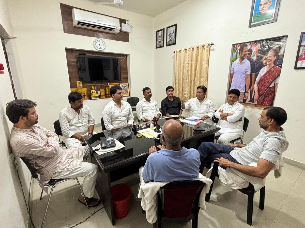 INCBihar's tweet photo. आज सदाकत आश्रम में "छात्रों की गूंज" अभियान को लेकर AICC प्रभारी श्री @Allavaru जी, प्रदेश अध्यक्ष श्री @rajeshkrinc जी,अभियान के नेशनल कोर ग्रुप सदस्य श्री @AnupamConnects जी एवम् प्रदेश कांग्रेस कनेक्ट सेंटर के सदस्यों की उपस्थिति में तैयारी बैठक सम्पन्न हुई।
#ChhatronKiGoonj https://t.co/nyIFl7RFQK