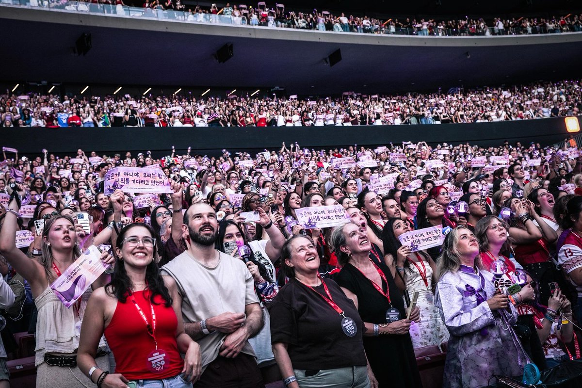 DataAgustD's tweet photo. BTS shared photos of Spain ARMY's "COME OVER" banner project in their latest Instagram post. 🥹💜

Banner slogan:
“You aren't late. We never stopped waiting for you.”

Thank you E-ARMY 🇪🇸 https://t.co/UnmMoGHTul