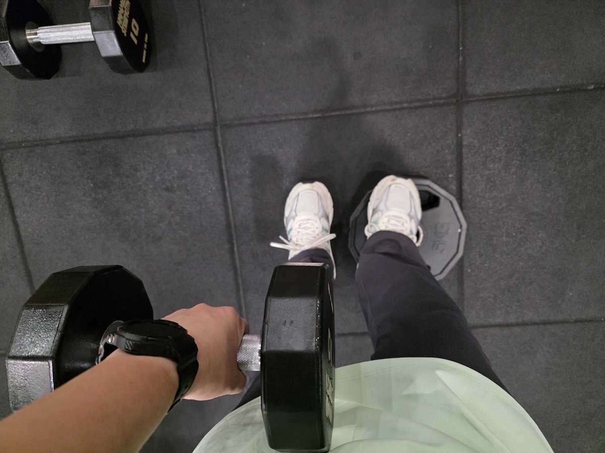 hae_pping's tweet photo. 역대급 근육통 온 힙운동 찾음
👉🏻원레그 RDL + 힙 하이크

요즘 외국 힙운동 POV 보면 거의 다 이거 하고 있더라!
일반 RDL 할 때 햄스트링만 타거나 허리만 아프다면
이 방법으로 골반, 고관절 셋팅부터 바꿔보길 추천!!
(영상출처는 영상에) https://t.co/9fkKYBswNR