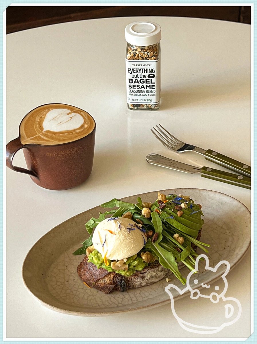 vixxvixx131206's tweet photo. Today’s vibe Cozy avocado toast with a sprinkle of chili flakes u0026 a side of iced latte. Simple, delicious, perfect for the rainy morning https://t.co/MFJhOyKgFN