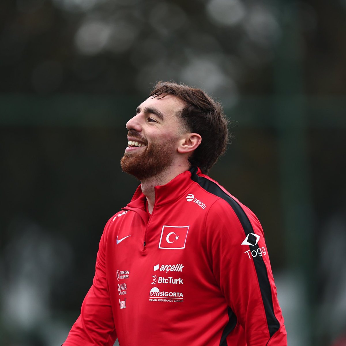 agacliyol_'s tweet photo. Güntekin Onay: Orkun Kökçü bence Arjantin, Fransa, İspanya, İngiltere hadi Brezilya’yı da katalım, bu 5-6 ülke hariç Dünya Kupası’ndaki 48 takımın hepsinin orta sahasında banko oynar. Orkun, böyle kaliteli bir oyuncu. 

Bir kere hızlı düşünüyor, topu ayağından hızlı çıkartıyor. Son Amerika maçında gördük, yani oyunu hızlandırıyor, topu hızlandırıyor. 

Biz, böyle bir oyuncudan Montella’nın inatları yüzünden faydalanamadık.