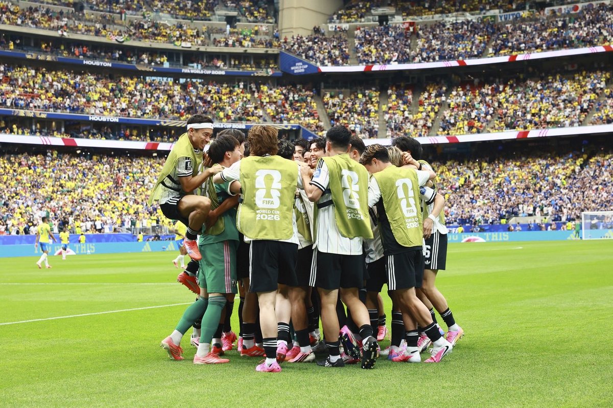 YutoNagatomo5's tweet photo. 大の大人たちが熱く魂ぶつけ合い、泣いたり笑ったり、仲間のために戦うかけがえのない時間はまさに僕たちの青春でした。
この最高チームと仲間を心から誇りに思います。
応援してくださったみなさん本当にありがとうございました。 https://t.co/FFzWvE5CcI
