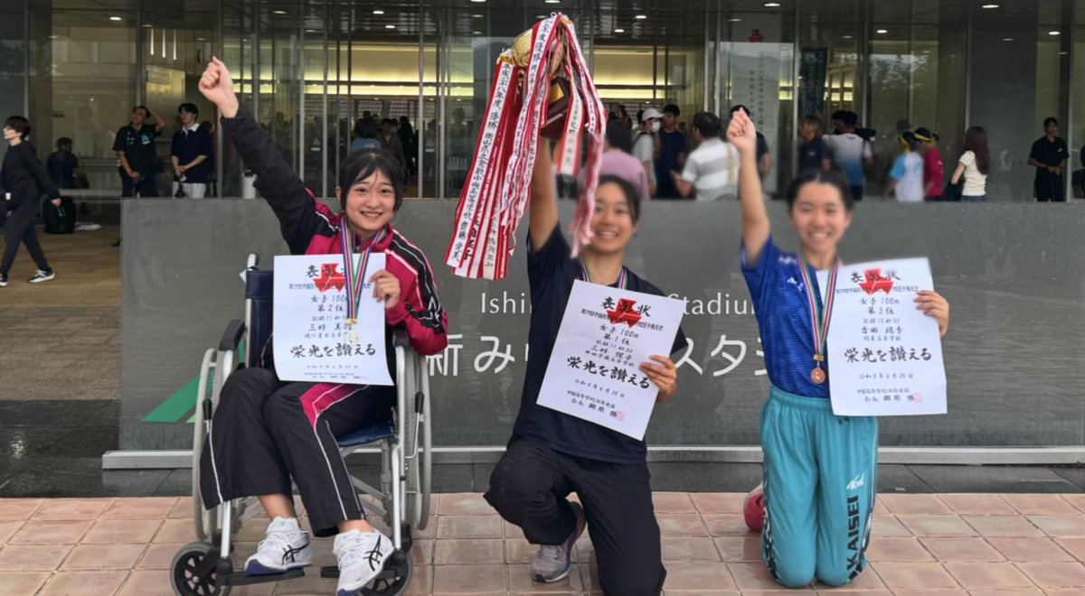 miwachannana's tweet photo. 中国総体100m決勝🏃‍♀️💨
11.97（+0.7）🥈 インターハイ出場を決めました！！✨
去年は手術でインターハイを諦めることに😭 だから今年は「絶対に行く！」という気持ちで頑張ってきました🔥
でも決勝では今年も大きな試練が…。 何度も心が折れそうになりました。
それでも、ファイテンさんの限定シャツを着て応援してくれる仲間の声が、最後の最後まで私の背中を押してくれました✨
諦めなくて本当に良かった。 結果はまさかの2位🥈✨
次はインターハイ！！ しっかり怪我を治して、最高の走りができるように頑張ります🔥
たくさんの応援、本当にありがとうございました😊✨
#陸上
#中国総体 
#ファイテン
#RAKUシャツ
#ファイテンTシャツ
#三好美羽