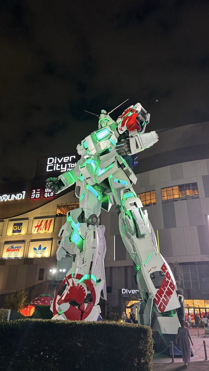 light_fav_ss's tweet photo. 2026.6.29
favme2ndシングルリリイベ
ダイバーシティ東京プラザ
丸山蘭奈ちゃん①
らにゃによるユニコーンガンダムです。
背中しか見てないのでこんな感じにw
チェキ撮った時は赤いデストロイモードだったけど、覚醒したら緑になるんだよと伝えても信じて貰えなかったので特典会後に緑になったユニコーンも添えておきます。
 #丸山蘭奈 #今日のらにゃんこ