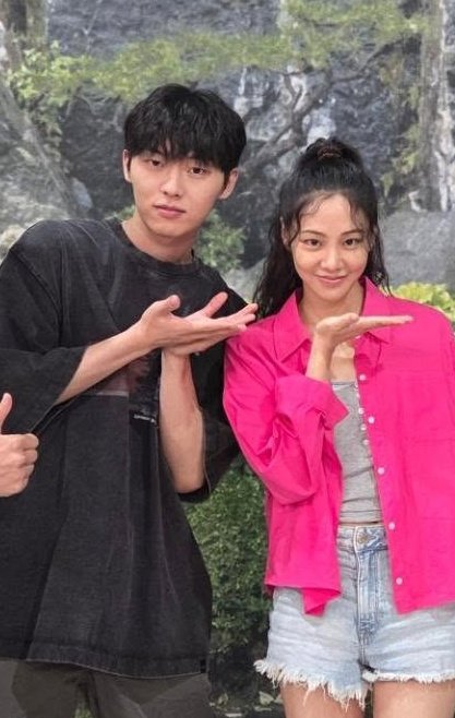 jeojjwang's tweet photo. hyunwook with baddie nuna 😍 https://t.co/foSVfa87KJ