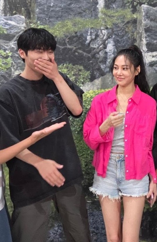 jeojjwang's tweet photo. hyunwook with baddie nuna 😍 https://t.co/foSVfa87KJ