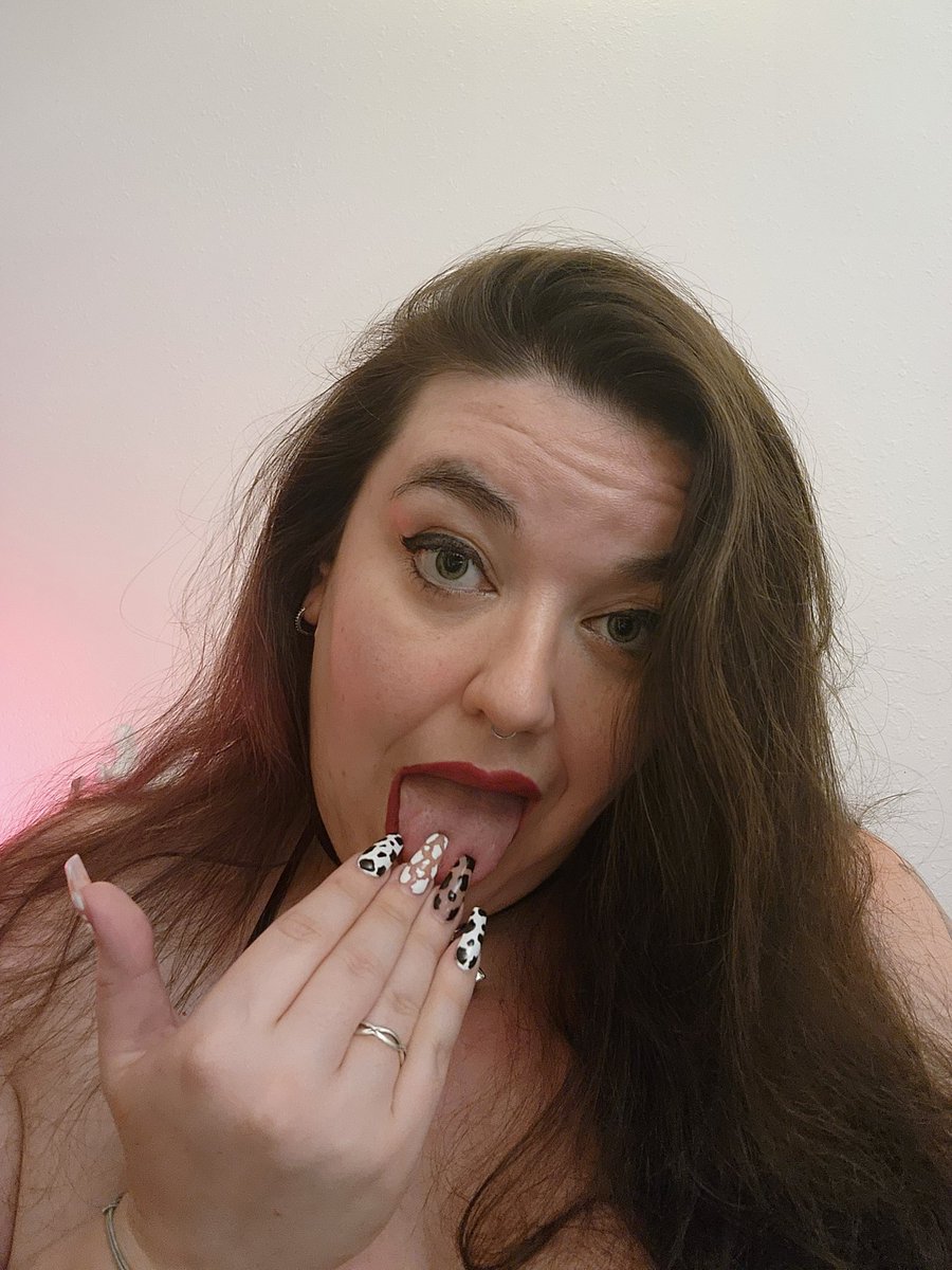Heifer_13's tweet photo. @kryptikbrkntoys 

Showing Daddy my new cow nails and bikini! 

Cum play with me! 

#freeuse #cnc #HisHeifer #fat #bbw https://t.co/ypno39YNj5