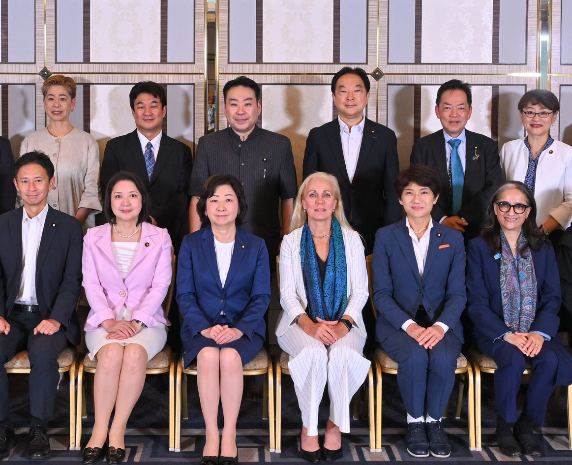 a_dobashi's tweet photo. 先日、ユニセフ議員連盟の会合に出席しました。
紛争や自然災害で苦しむ子どもたちへの支援は、本当に重要だとあらためて感じました。必要な支援が一人でも多くの子どもに届くよう、寄付や国際協力の役割は大きいと思います。
一方で、ユニセフに寄せられた寄付が最大限に活かされるよう、コスト削減や業務効率化など、改善が図られているのか、という点にも関心を持ちました。
また、支援を続けることはもちろん大切ですが、紛争や極度の貧困そのものを減らさなければ、厳しい環境に置かれる子どもたちが生み出され続けます。
子どもを支える支援と同時に、その根本原因にどう向き合い、解決していくのかについても、引き続き考えていきたいと思います。