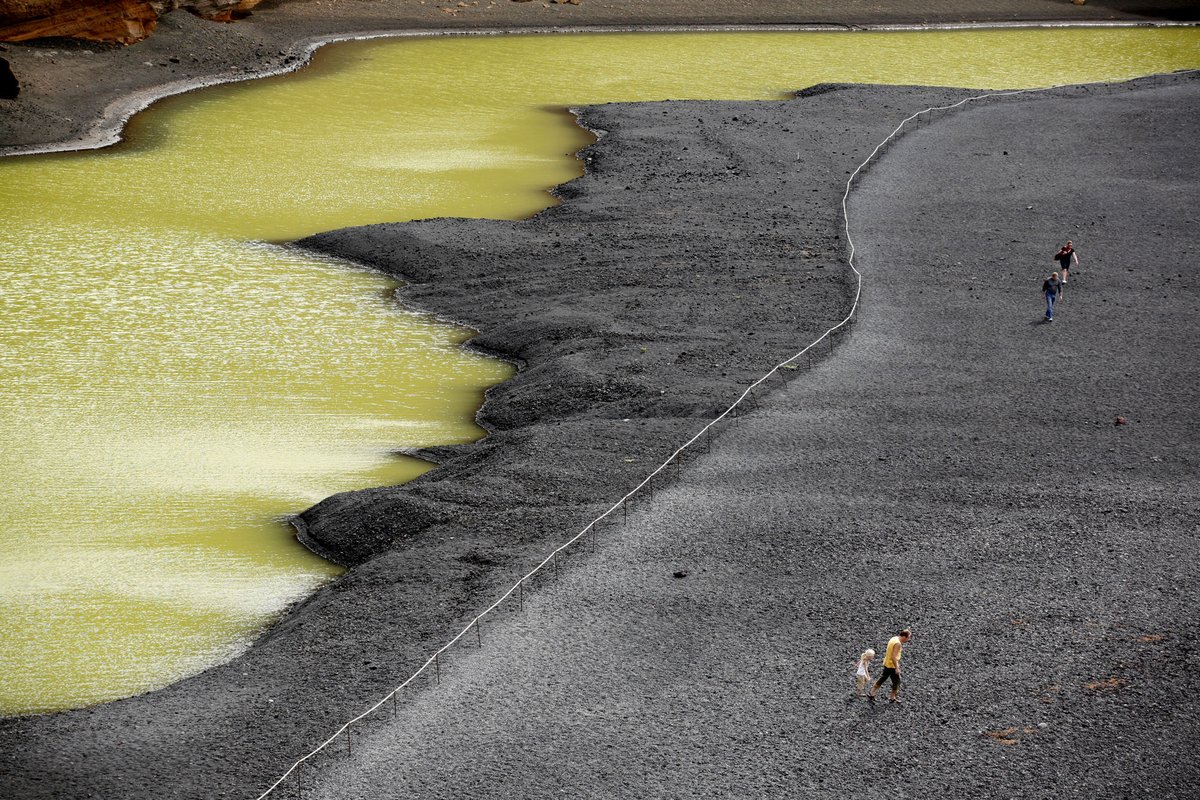 AmtCanarias's tweet photo. ¿Te imaginas contemplar una laguna de intensos tonos verdes junto al océano en medio de un paisaje volcánico? 💚

El Charco de los Clicos es uno de los rincones más sorprendentes de Yaiza. https://t.co/5Rha7DVN8Q