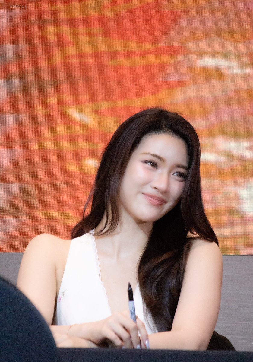 wrpn_ws's tweet photo. ยังคงเป็นรอยยิ้มที่ชอบอยู่เสมอ 😊🫶🏻🤍

#FirstFansignGINJAY
#ginnynatnicha #GinJay https://t.co/PSLAn8afRz