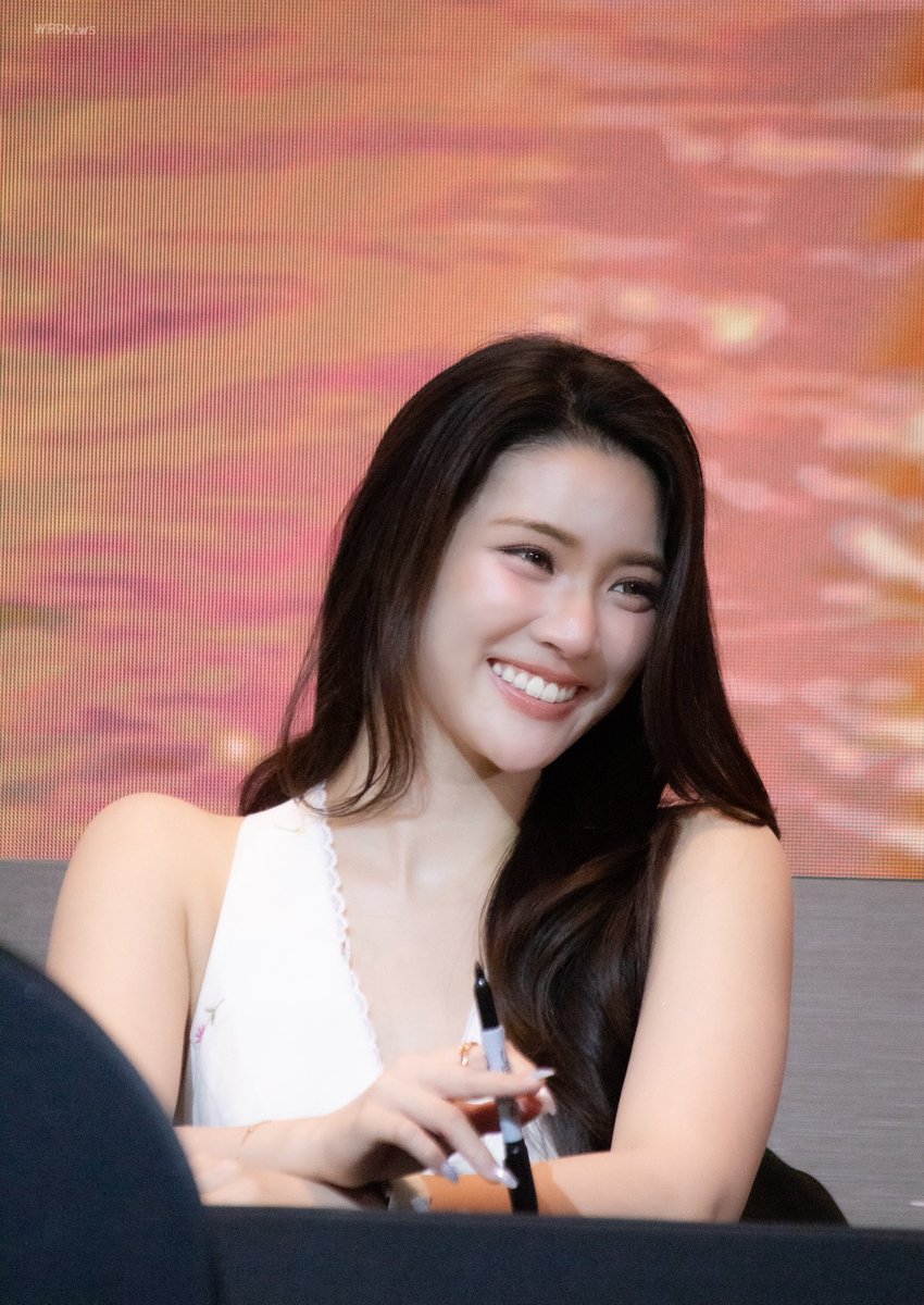 wrpn_ws's tweet photo. ยังคงเป็นรอยยิ้มที่ชอบอยู่เสมอ 😊🫶🏻🤍

#FirstFansignGINJAY
#ginnynatnicha #GinJay https://t.co/PSLAn8afRz