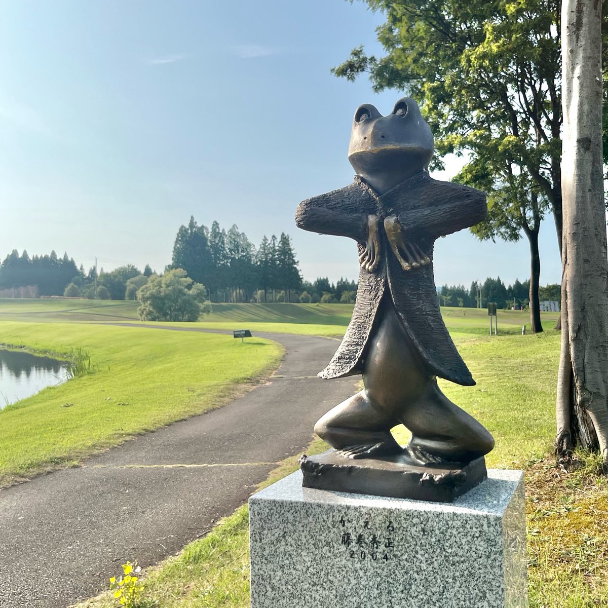 BELNATIO's tweet photo. 梅雨入りした十日町ですが、今日は気温も上がり、雲が浮かぶ綺麗な青空が広がりました☀️☁️
レイクサイドの彫刻も、この穏やかな空を眺めているようです🐸✨

緑に囲まれた湖畔の風がとても心地よく、夕方のお散歩もおすすめです🌿
今日も一日お疲れさまでした😊 https://t.co/1IzrV7XPt5