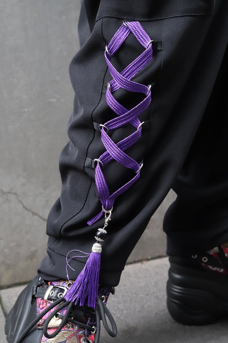 REZEN__Official's tweet photo. 【Coming Soon】
レースアップ×タッセルパンツ
https://t.co/S7heEOe2ZV

配色とタッセルのディテールが目を惹くパンツが、明日発売！
カーゴポケットとボンタンを思わせるバルーンシルエットが、カジュアルなテイストを演出します。 https://t.co/L4DvdNUZ4G