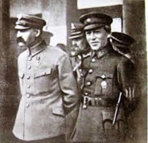 Marek29140089's tweet photo. Wpis znaleziony na FB - wart przeczytania i rozważenia.

Witold Szabłowski - Notatnik Reportera

Pomyślałem sobie, że jak ktoś nie siedział dotąd w tematach polsko-ukraińskich, to musi mieć w ostatnich dniach niezły dysonans poznawczy. Ja, gdyby nie to, że siedzę w tym temacie od kilkunastu lat, pewnie bym miał.
I pomyślałem, że niektórym może się przydać kilka w miarę uczciwych zdań o polsko-ukraińskiej historii. Bez specjalnego wybielania się - ale też bez bicia się w piersi tam, gdzie akurat nie powinna to być nasza pierś.
Jeśli ktoś to wszystko wie - niech scrolluje dalej.
A jeśli ktoś uzna wpis za wartościowy - proszę o podanie go innym.

1.
Ukraina, podobnie jak Polska, chciała po 1918 być niepodległym krajem. Powstało nawet na chwilę państwo -  Zachodnioukraińska Republika Ludowa. Ale owa Republika przegrała wojnę z Polską. Galicja i Wołyń, gdzie większość mieszkańców stanowili Ukraińcy, weszły w skład II RP.

2.
Niedługo później, w 1920, w czasie wojny z bolszewikami, doszło do taktycznego pokoju z Ukraińcami pod wodzą atamana Petlury. Ukraińcy bardzo nas wsparli w walce. Polecam poczytać choćby o generale Marko Bezruczko, który skutecznie powstrzymywał konarmię Budionnego w Zamościu. Między innymi dzięki niemu Budionny nie dotarł pod Warszawę, a Warszawa ocalała.
Tak, Cud nad Wisłą zawdzięczamy między innymi ukraińskiemu generałowi.
Tyle że po zwycięskiej wojnie Polska zawarła na własną rękę pokój z ZSRR i zamiast wesprzeć Ukraińców w walce o ich państwo - wypięła się na nich.
Piłsudski nawet przepraszał za to ukraińskich oficerów. Ale fakt był faktem. Zostawiliśmy ich wtedy.

3.
Na terenach II RP Polacy prowadzili w międzywojniu politykę bardzo krótkowzroczną - i bezdennie głupią. Na siłę próbowali robić z Ukraińców Polaków.
Owszem, były chlubne wyjątki, jak wołyński wojewoda Henryk Józewski. Ale głównie polskie rządy na Wołyniu i w Galicji to prześladowanie Ukraińców i postawa wyższościowa. Dość powiedzieć, że w latach 30. zburzono ponad 100 cerkwi. Nie było edukacji po ukraińsku. A wielu Polaków patrzyło na swoich ukraińskich sąsiadów z góry.
Warto do tego dodać, że na ziemiach ukraińskich zajętych przez ZSRR doszło do zaplanowanego przez Stalina głodu. W jego wyniku zginęło ponad 5 milionów Ukraińców.

4.
Od lat 30. wśród Ukraińców popularny staje się ruch nacjonalistyczny. powstaje OUN-organizacja, której jednym z liderów jest Stepan Bandera.
odpowiedzią na brak własnego państwa staje się terroryzm i motywowane politycznie zamachy.
pojawia się również pomysł, by - w wypadku kolejnego konfliktu zbrojnego - dokonać czystki etnicznej, która sprawi, że ziemie Wołynia i Galicji będą jednoznacznie ukraińskie

5.
W 1939 wybucha II wojna światowa. Ukraińcy dążą do niepodległości. Uznali, że ich wsparciem w tej sprawie będą Niemcy.
Niemcy oczywiście chętnie z tego skorzystali i przy pomocy Ukraińców - wcielonych masowo do tzw policji pomocniczej - wymordowali tysiące
miejscowych Żydów.
Oczywiście, o żadnej niepodległości dla Ukrainy nie ma mowy. Gdy Ukraińcy próbują stawiać Niemców przed faktem dokonanym, wielu liderów ukraińskiego ruchu narodowego., w tym Bandera, trafiło do więzienia.

6.
Po klęsce Niemiec pod Stalingradem jasne jest, że III Rzesza upadnie. w 1943 Ukraińcy dezerterują, uciekają do lasu, gdzie zasilają szeregi Ukraińskiej Powstańczej Armii - po czym rozpoczynają czystkę etniczną na Polakach.
czystkę, która nosi znamiona ludobójstwa.
pominę opisy zbrodni, bo są one bardzo drastyczne. dość powiedzieć, że rzeź wołyńska wśród historyków uchodzi za jeden z najbardziej okrutnych epizodów II wojny światowej.
Ale warto podkreślić: tysiące Ukraińców ryzykują śmiercią z rąk UPA, ratując swoich polskich sąsiadów. UPA za pomaganie Polakom karze śmiercią. I tysiące Ukraińców giną z rąk UPA właśnie za pomaganie swoim polskim sąsiadom. Właśnie o tych ludziach jest moja książka "Opowieści z Wołynia".

7.
Polacy przez wiele miesięcy są bezradni. Na Wołyniu niemal nie ma zorganizowanej obrony - oprócz kilku wiosek. Kiedy jednak udaje się sformować oddziały, często atakują one ukraińskie wioski. Odpłacając za rzeź w sposób często równie okrutny.
W wyniku rzezi w Wołyniu i w Galicji zginęło łącznie około 100 tysięcy Polaków
W wyniku polskich akcji odwetowych - kilkanaście tysięcy Ukraińców.

8.
Wygrywa na tym wszystkim - jak zawsze - sąsiad ze wschodu. Związek Radziecki, który wciela Wołyń i Galicję w swoje granice. I znów nie dopuszcza do powstania niepodległej Ukrainy.
I - co bardzo istotne - przez lata nie pozwala na to, by Polacy i Ukraińcy prowadzili dialog na temat swojej trudnej historii.
Na Kremlu rozumieją, że dopóki tak jest, to oni kontrolują narrację.

9.
Nawet kiedy w latach 90. Ukraina uzyskuje wreszcie niepodległość, przez wiele lat rozmowy na temat trudnej przeszłości są traktowane po macoszemu.
W Ukrainie narasta w tym czasie, najpierw powoli, ostatnio lawinowo - kult UPA. formacji, która - owszem - walczyła z Sowietami. Ale z polskiej perspektywy, przede wszystkim wymordowała 100 tysięcy ludzi wyłącznie za to, że byli Polakami.

10.
Ukraina ma swój uzasadniony ból - zdrada z 1921, złe traktowanie przez Polskę w latach 30., burzenie cerkwi.
Polska również - a jest nim okrutna rzeź wołyńska - i dzisiejszy kult UPA.
Ale prawda jest taka, że dopóki nie rozmawiamy o tym między sobą - po raz kolejny działamy na korzyść Rosji.

Mamy trudną historię - ale powinniśmy o niej jak najwięcej rozmawiać między sobą. Nie ma innej drogi, choć siłą rzeczy nie będą to rozmowy łatwe, co pokazują ostatnie tygodnie.
Ale ważne, żeby były.
Inaczej już niedługo historię będą nam wspólnie pisać Braun z Putinem.
Przydałby się kubeł zimnej wody na rozgrzane głowy. I dotyczy to obu stron.

PS: Jak już pisałem - wdzięczny będę za podanie tego wpisu dalej, jeśli wyda się Wam ważny. 
Na zdjęciu - Józef Piłsudski i Semen Petlura w roku 1920.