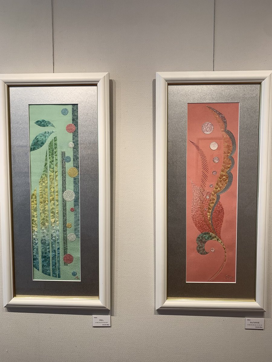 asukachanp's tweet photo. 花かんむり
gallery concept 21

日本画家・中西麻莉子
日本刺繍作家・中西彩

独特の日本画の王道『花鳥風月』は華やかで綺麗…
刺繍で描く絵は日本刺繍独特の絹、金銀の糸作りによる立体感で観る方向の変化が楽しい不思議な感じの作品

初姉妹展とは思えない相性の良い空間
@mari5_3suzu
@a8naka24 https://t.co/TLvOufOVw9