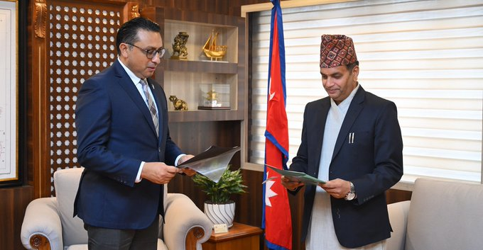 NepseStock's tweet photo. Finance Minister -" Ma share bazaralai dubayerai Xodxu"
SEBON President-" Ma share bazarlai dubayerai Xodxu." #NEPSE  😂😂 https://t.co/4S4On2cUdY