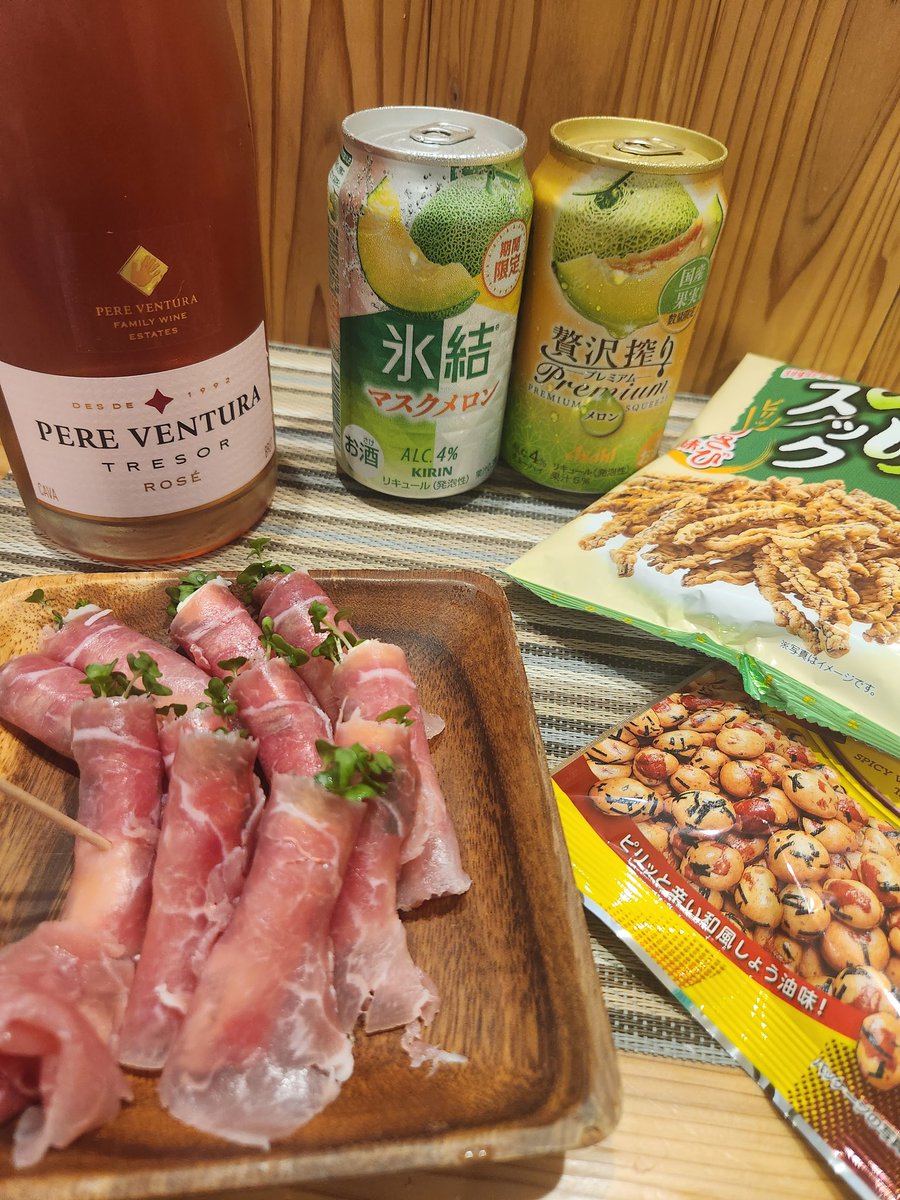 kf86marin's tweet photo. 明日市場ないから遅出！今日は酒飲める！
スパークリングに生ハムチーズ
それとメロン対決！
どちらが私の口に合うのか？
KIRIN対アサヒの食戟だな https://t.co/8cFmwbGtGl