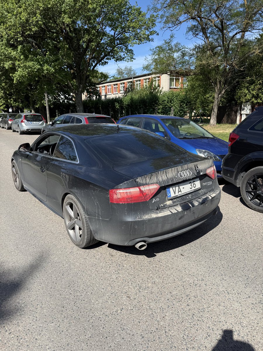 gaismulauris's tweet photo. Esiet uzmanīgi no šī indivīda. Lielā ātrumā traucās pa dzīvojamo zonu. Kad apstādināju, lai pabrīdinātu, ka atrodas dzīvojamā zonā un pajautāt, vai redz ka es eju ar zīdaini ratos. Sāka bļaut virsū un sāka draudēt ar nazi! @Valsts_policija @RigasPP https://t.co/1s540sje3W