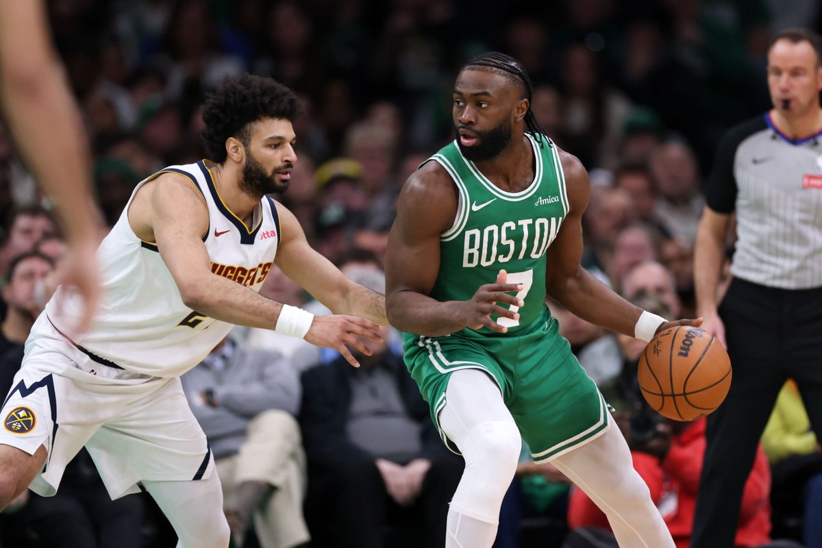 TrashTalk_fr's tweet photo. Les Nuggets tentent de se positionner sur Jaylen Brown !

Des discussions auraient lieu entre Denver et Boston, selon @ChrisBHaynes.

D'après @BillSimmons, l'échange pourrait ressembler à ça : Brown + Sam Hauser CONTRE Jamal Murray + Cam Johnson https://t.co/kAlnRQ1fFC