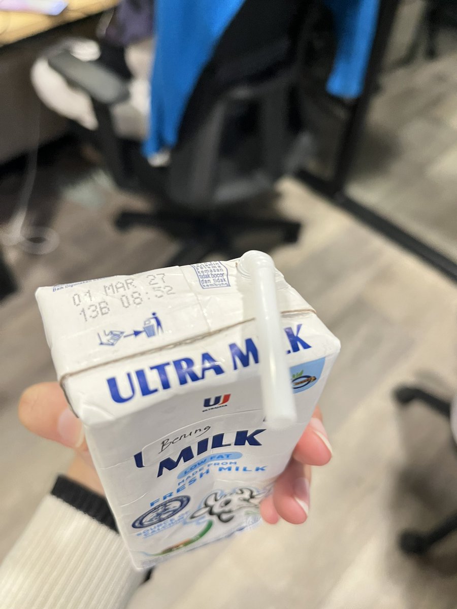 beningben's tweet photo. Beli susu ultra baru bgt buka, basiiiii :( gimana niii @FamilyMart_ID @mymilk_id https://t.co/1qlU0HRWHz