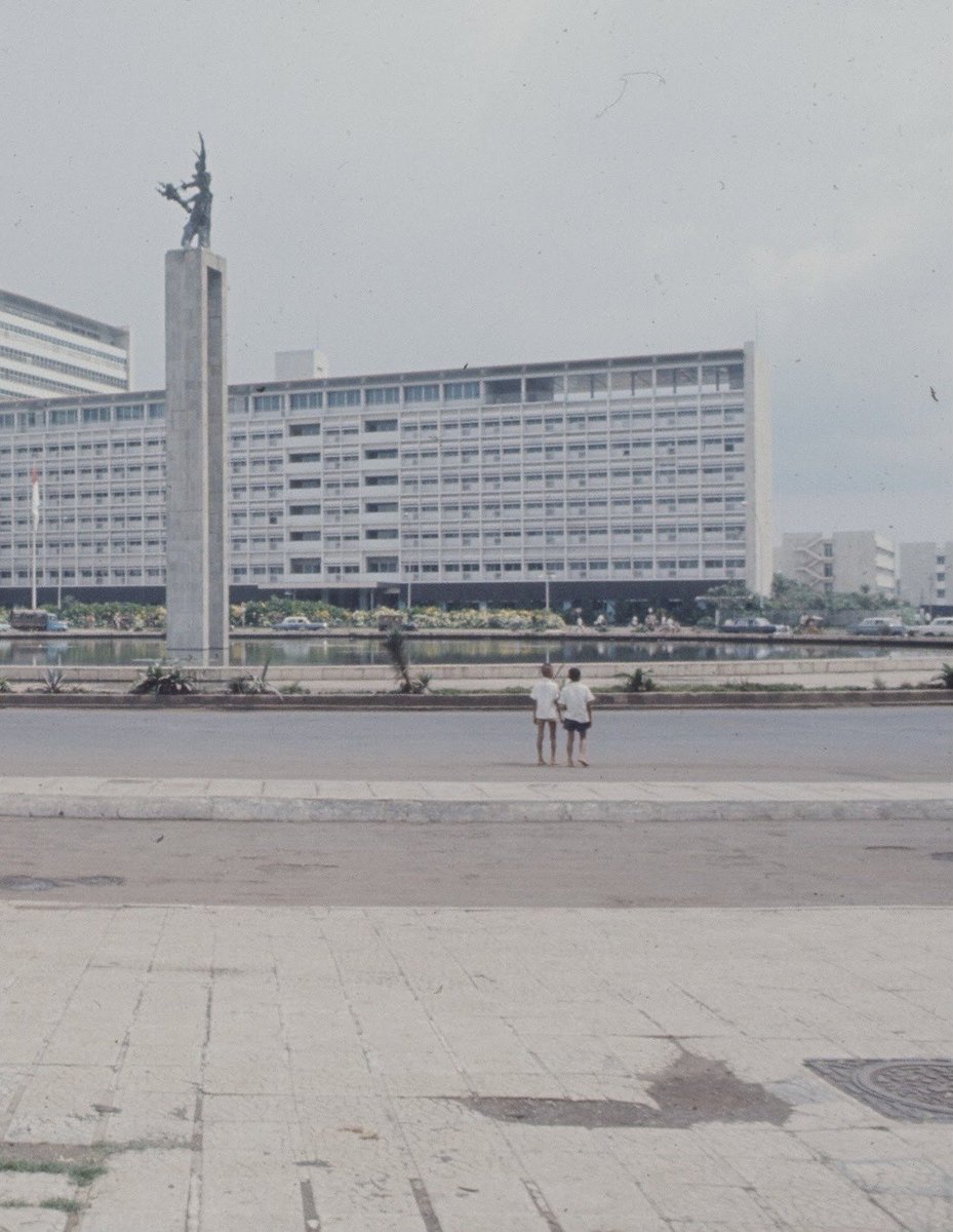 potolawas's tweet photo. BUNDARAN HOTEL INDONESIA - 1966

Beberapa foto lawas karya fotografer majalah LIFE yang berkebangsaan Belanda, Co Reentmester, menggambarkan suasana kawasan Bundaran Hotel Indonesia Jakarta, sekitar 1966.
•
📸: LIFE Magazine
•
#potolawasjakarta #bundaranhi #jakarta https://t.co/7izrsoujJA