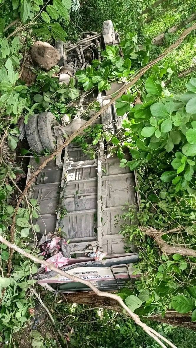 djdiglipur's tweet photo. Breaking: An STS bus reportedly met with an accident at Sabari near St. Mary's School, #Rangat , Middle #Andaman . 
More details are awaited.
No raod safety drives will prevent accidents https://t.co/ZpJQr6BC2u